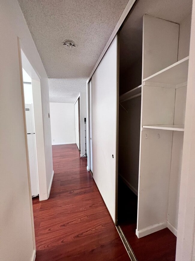 Building Photo - Bright 1/1 with an extra large patio, park...