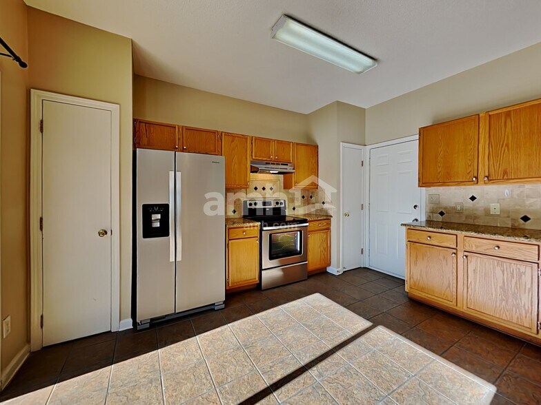 Building Photo - 136 N Honey Springs Ave