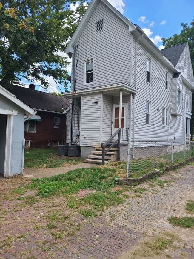 Building Photo - 5 Bed/ 2 bath house
