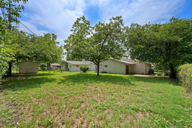 Building Photo - 7009 Isabelle Dr