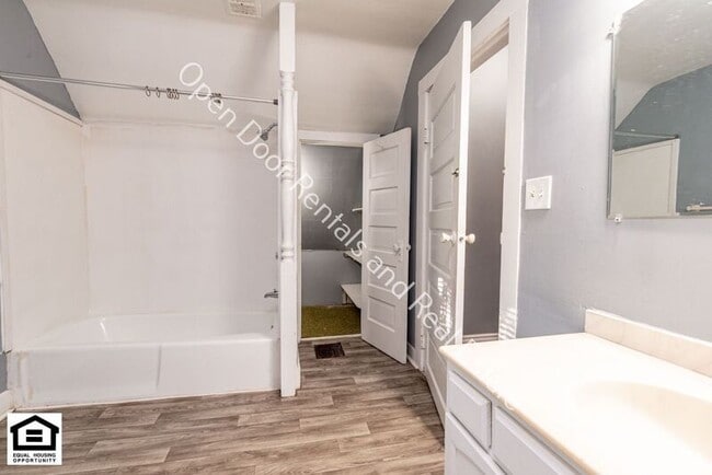 Building Photo - 1030 1/2 Lake Ave