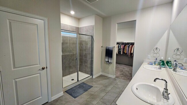 Building Photo - Spacious Ventana Home with all appliances!