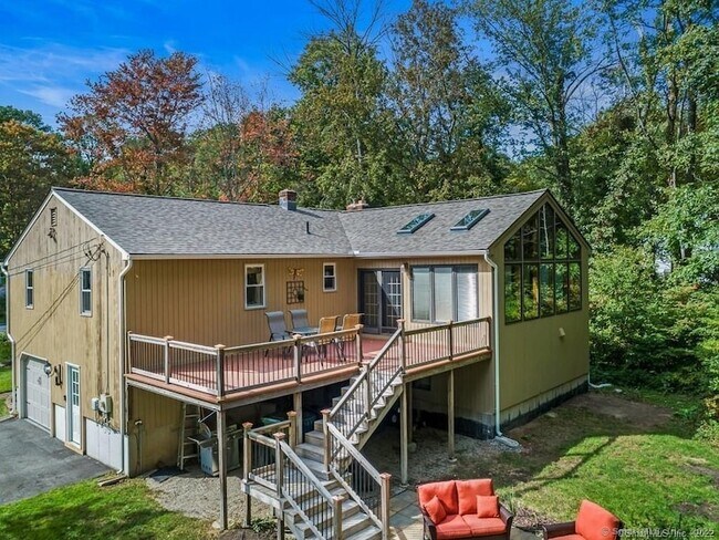 Building Photo - 40 Crestwood Dr