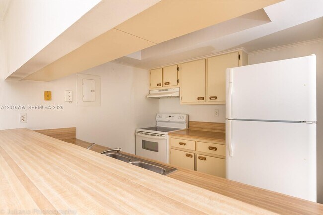 Building Photo - 7601 E Treasure Dr