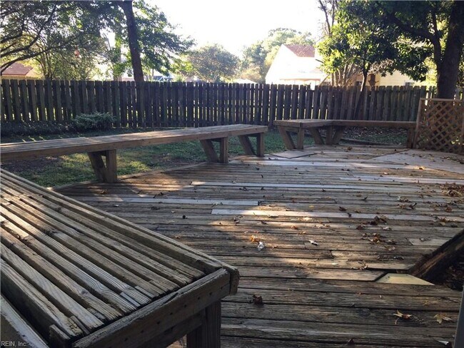 Building Photo - Chimney Hill