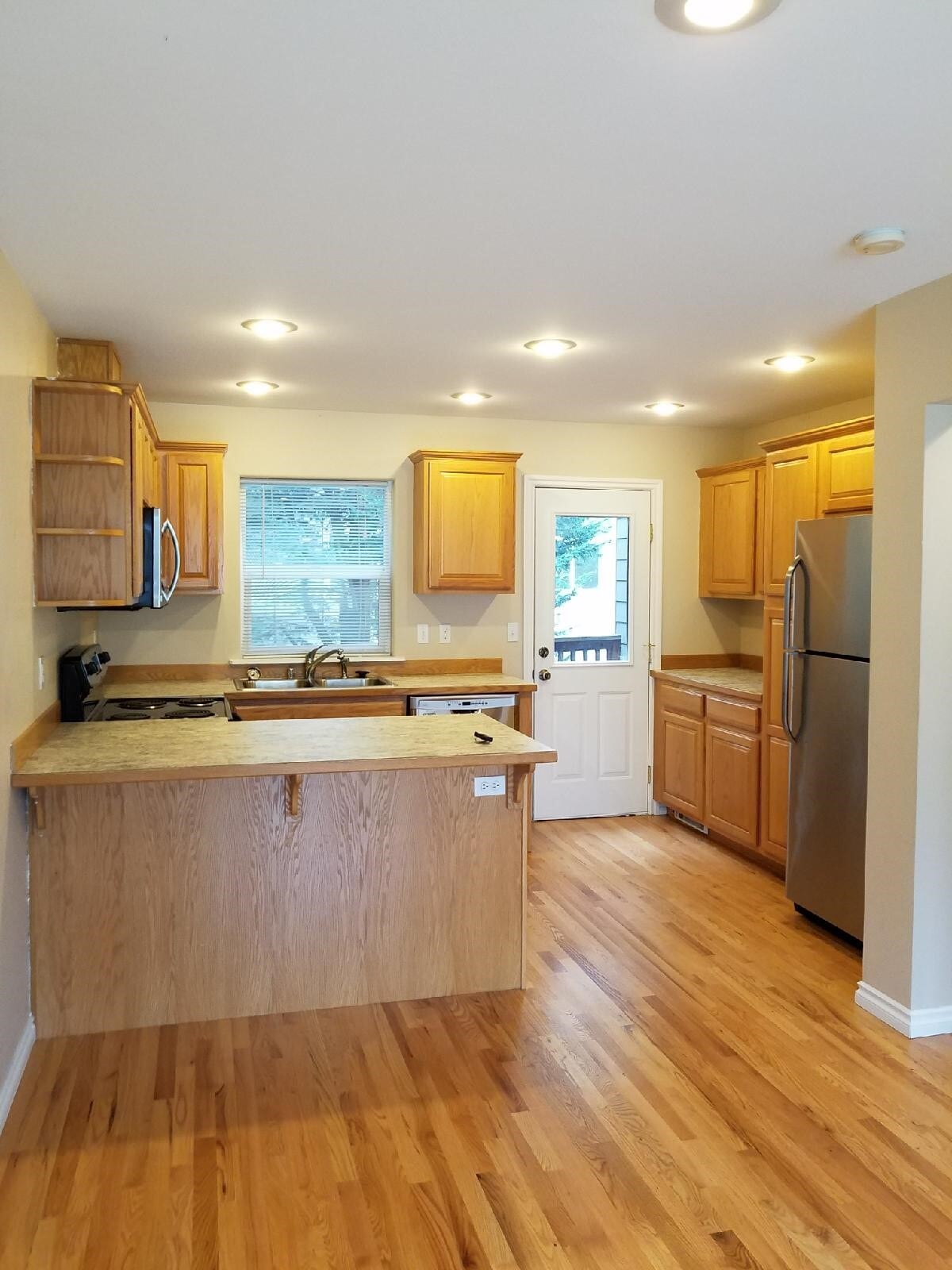 Open and Bright Kitchen with island - 38276 SE Cedar St