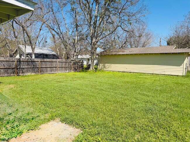 Building Photo - 427 Wood St