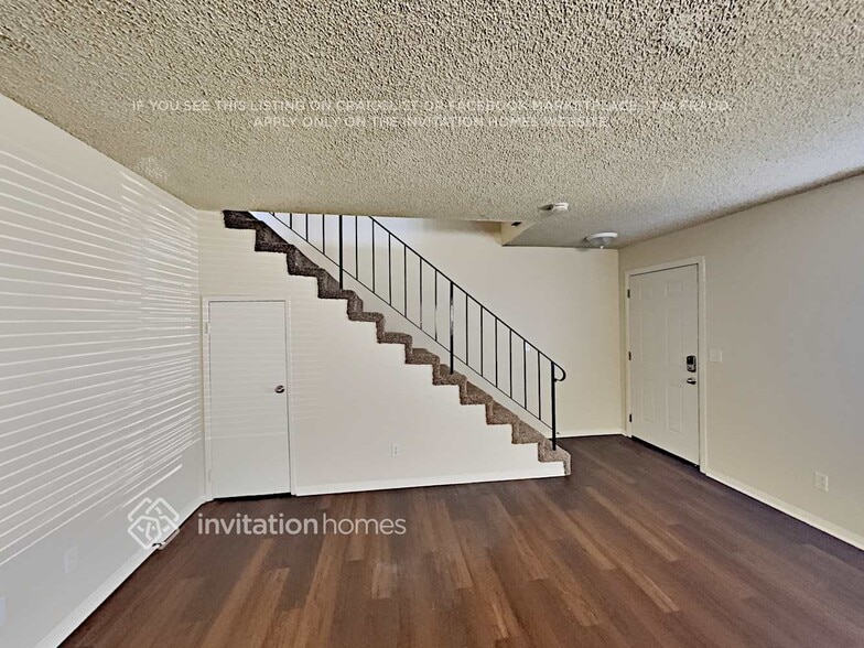 Building Photo - 120 E 67th Way