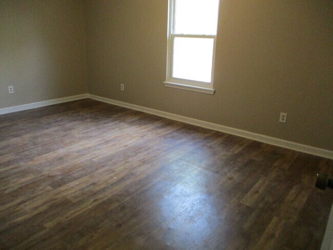 Building Photo - Updated townhome in West Augusta