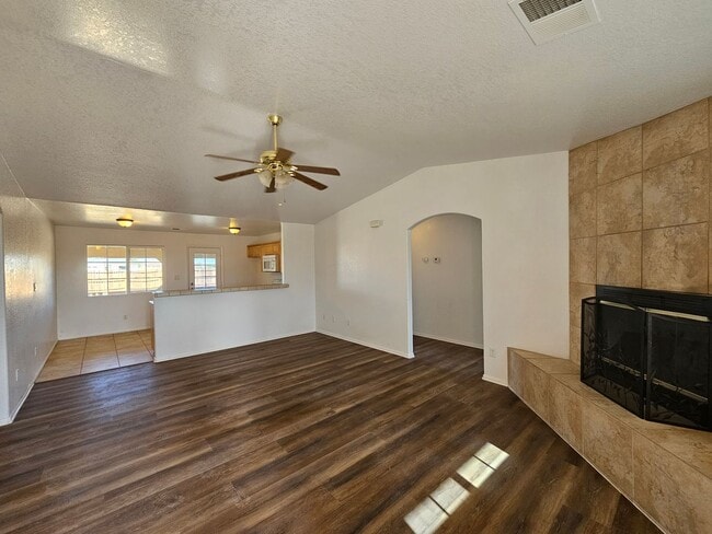 Building Photo - 3 bedroom / 2 bathroom house for RENT!