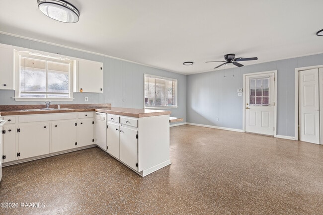 Building Photo - 207 Ashwood Dr