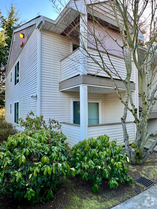 Building Photo - Charming 2 Bedroom Condo minutes from I5 a...
