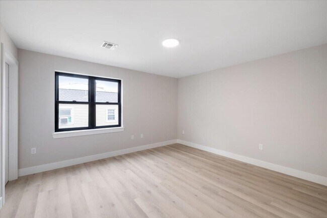 Building Photo - 526 64th St