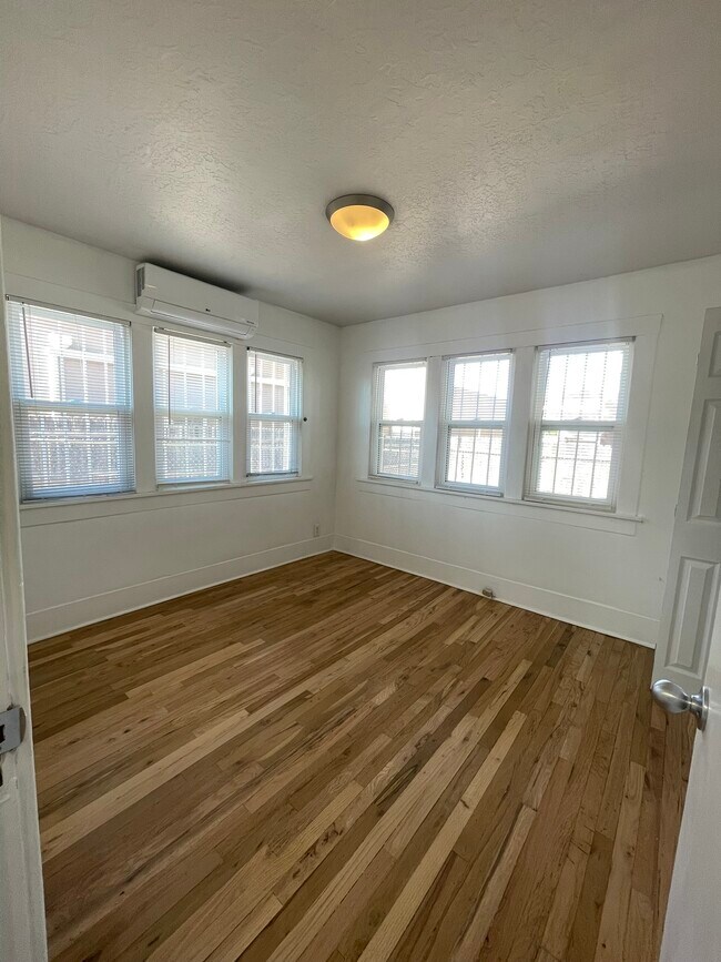 Building Photo - 407 Harvard Dr SE