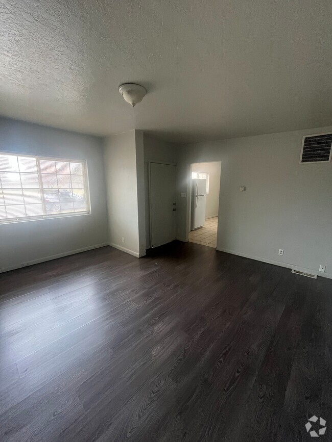 Building Photo - Apartment Near Downtown Salt Lake!