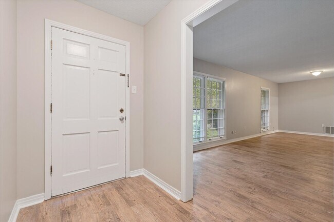 Building Photo - GREAT LOCATION AND MOVE IN READY