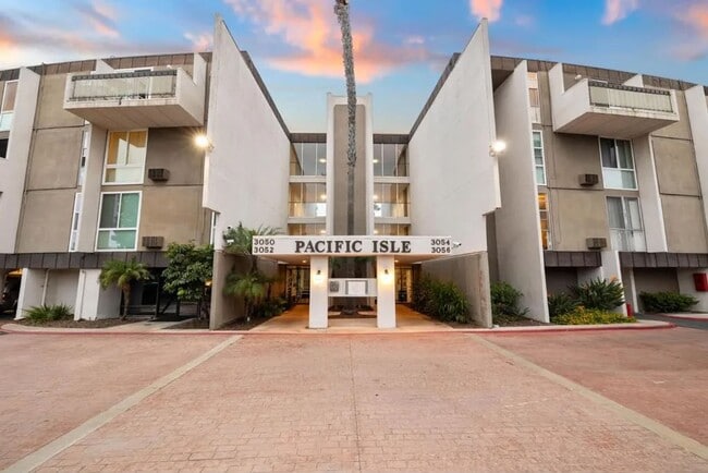 Building Photo - One Bedroom 1 Bath- Private Resort Complex Condo in Point Loma