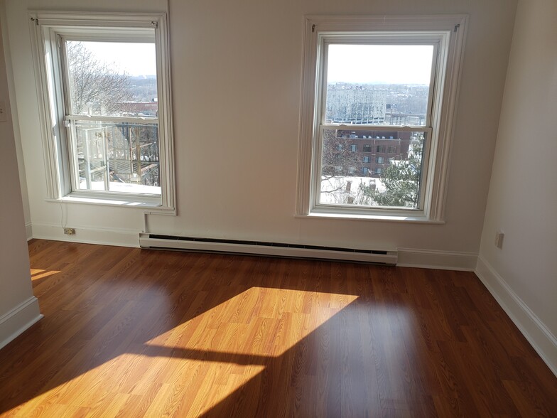 Building Photo - 53 Ten Broeck St