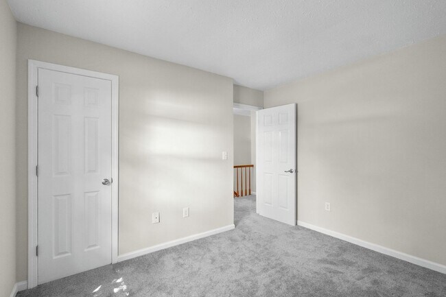 Building Photo - End unit of a Triplex within walking dista...