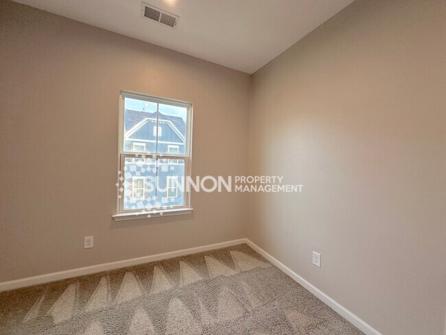 Building Photo - 3 Bedroom Townhome in Mountain Island