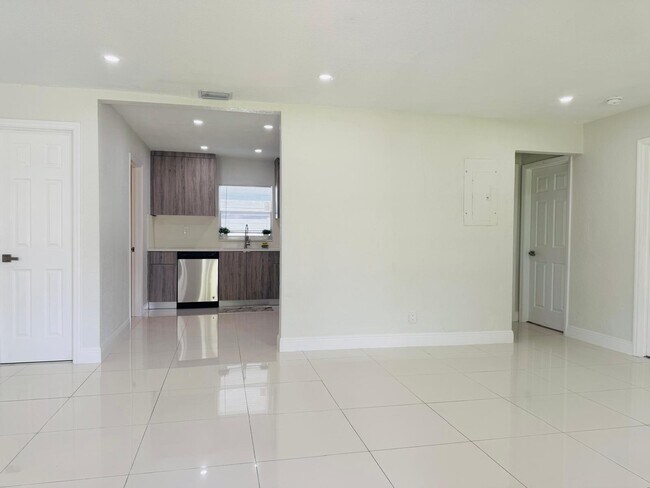 Building Photo - 4640 NE 5th Ave