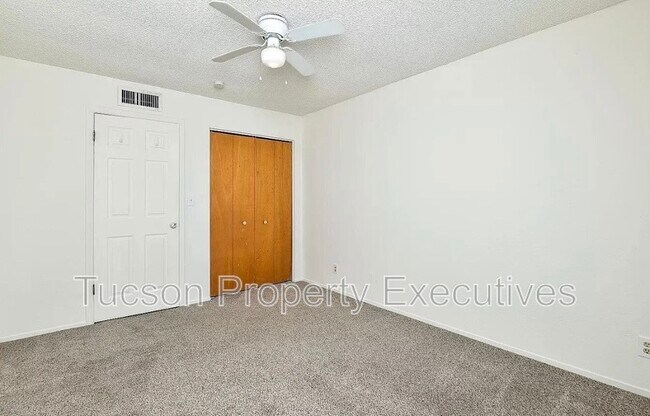 Building Photo - 902 E Elm St