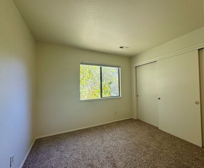 Building Photo - Spacious 2 Bed 2 Bath Condo in Aurora! Across from Community Pool!!