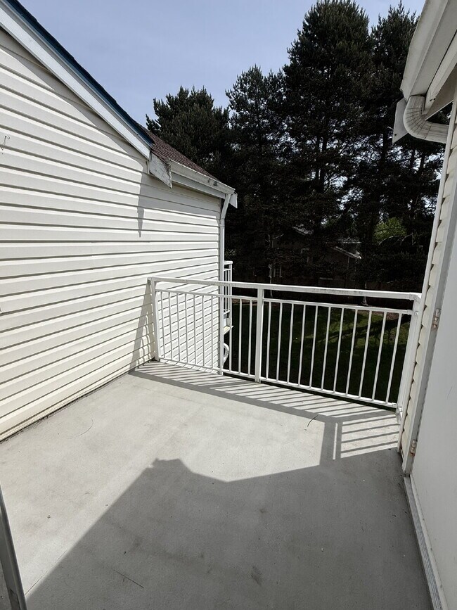 Building Photo - Charming & Spacious 1 Bedroom Condo Retreat in Renton