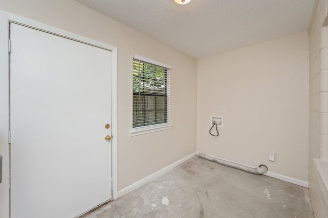 Building Photo - Cozy duplex in the heart of Niceville!