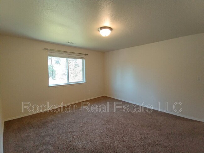 Building Photo - 1315 N Rogue River St