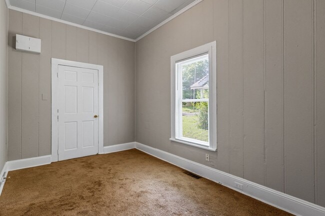 Building Photo - UNCG area with 3 bedrooms and 1 bath, Cent...