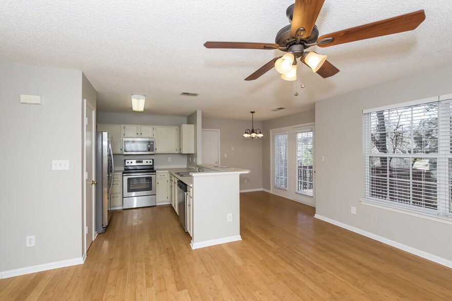 Building Photo - 925 Treasure Pl SW