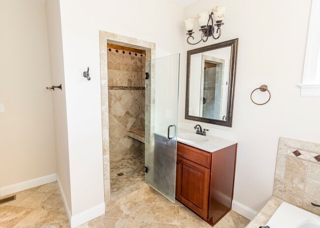 Building Photo - 5 bedroom home