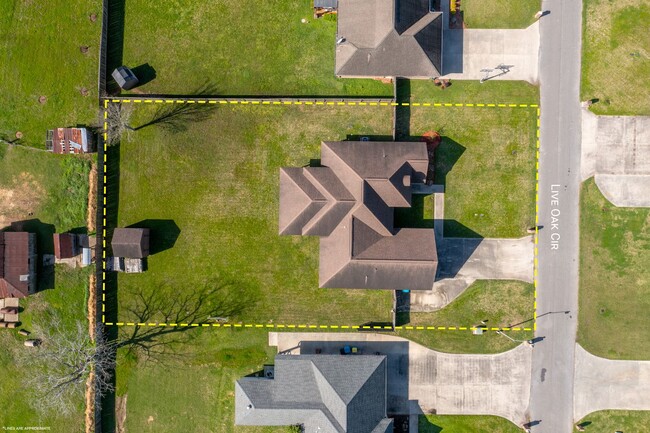 Building Photo - Welcome to Live Oak Circle!