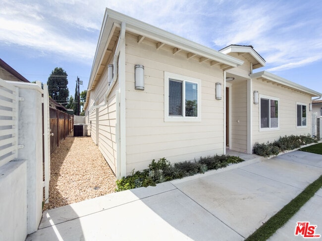 Building Photo - 5035 Zelzah Ave
