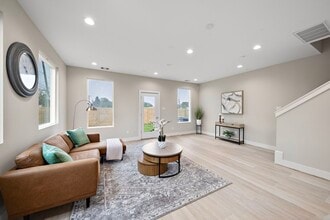 Building Photo - 8670 Easthaven Blvd