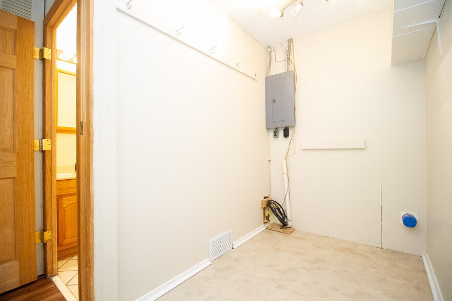 Building Photo - 731 Reineck Dr