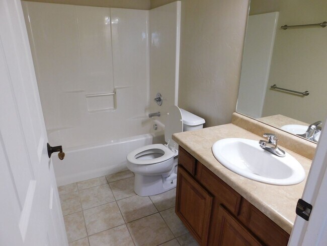 Building Photo - Ranch in Fruita