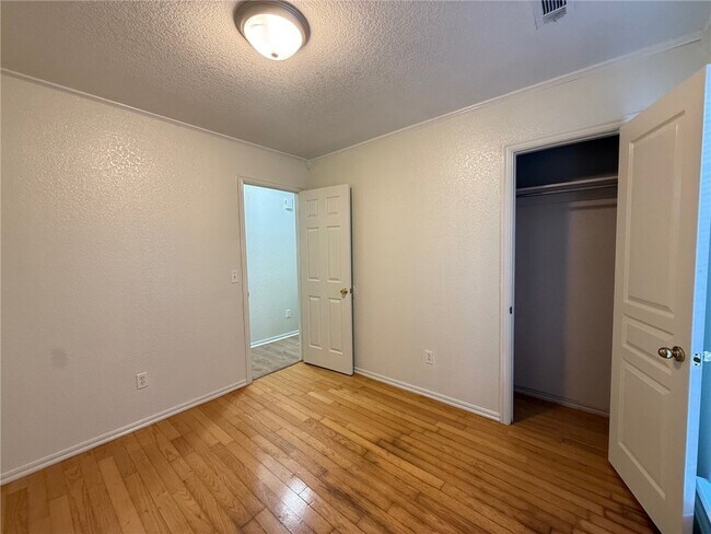 Building Photo - 854 Tamarack St
