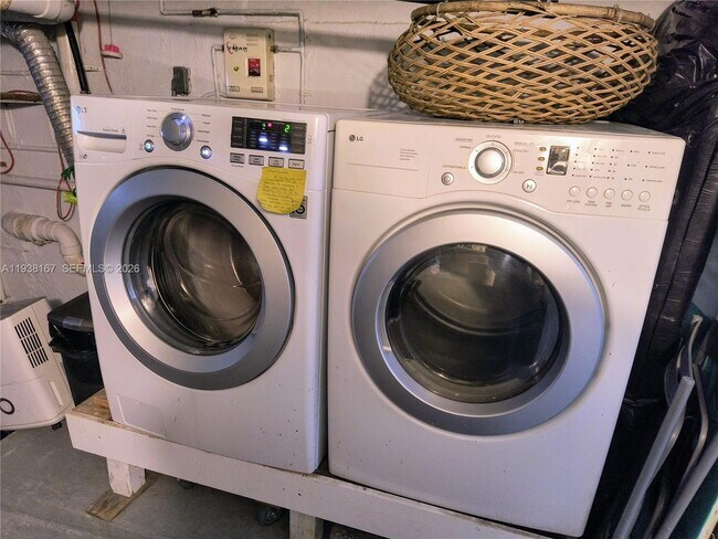 Building Photo - 833 10th St