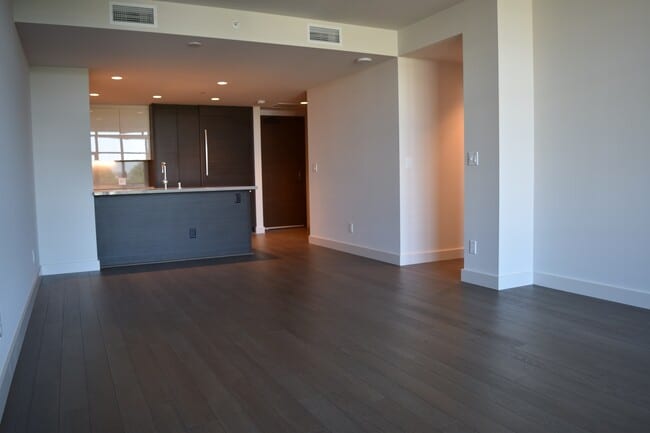 Building Photo - Spacious Luxury One Bedroom - Insignia