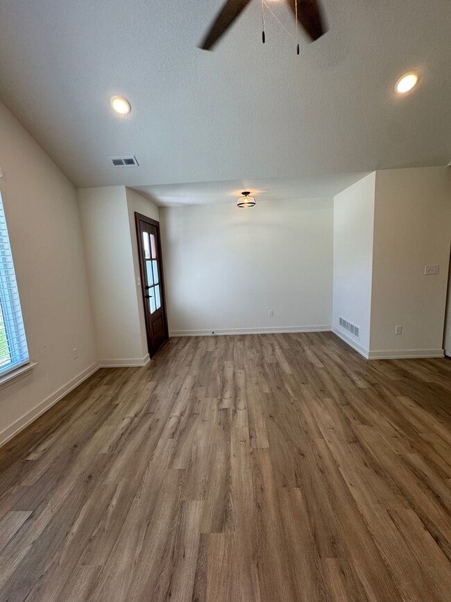 Building Photo - 3 bedroom 2 bath house