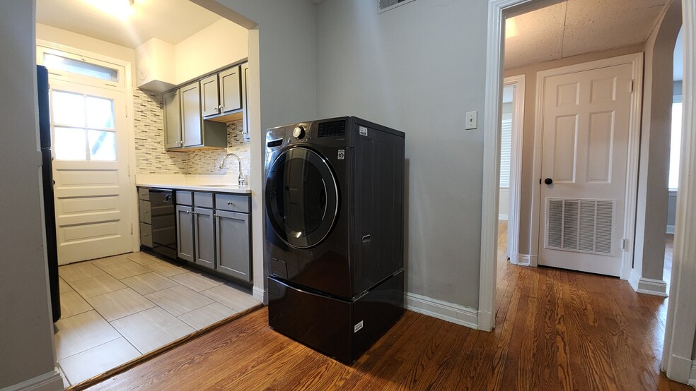 Building Photo - 1042 Sanford Ave