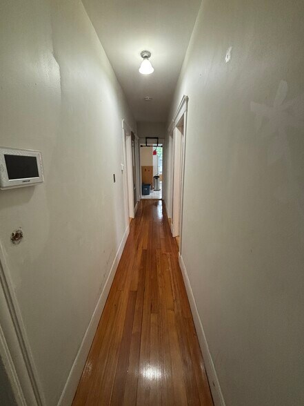 Building Photo - 132 Buttonwood St