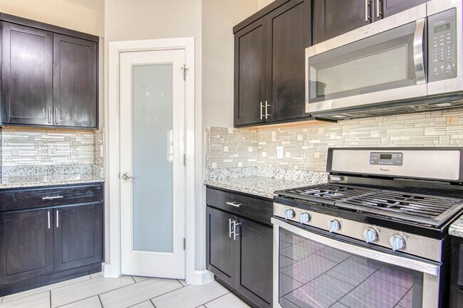 Building Photo - Eastside Beautiful 3 bed/2 baths