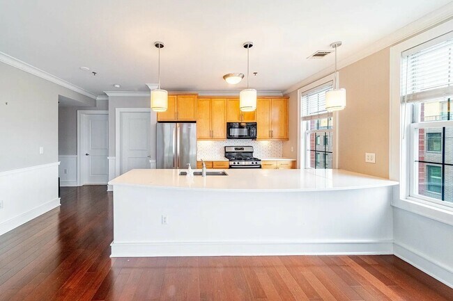 Building Photo - 830 Monroe St