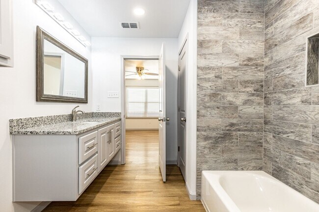 Building Photo - Move In Special On This Luxurious Townhome...