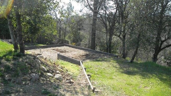 Building Photo - Spacious Home on the West Side of Redding ...