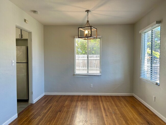 Building Photo - 3 Bedroom Charmer in the Heart of Pacific ...