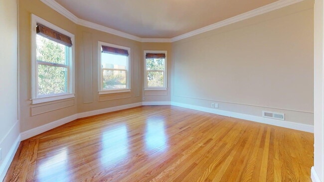 Building Photo - "Charming 4-Bed, 4-Bath Oasis in San Francisco with 1,963 Sq Ft of Comfort!"